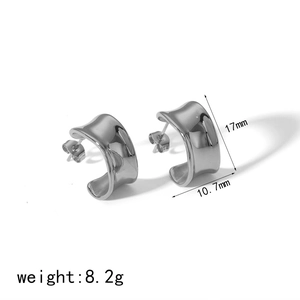 Detailed view of silver C-shaped pleated earrings with dimensions 17mm and 8.2g weight