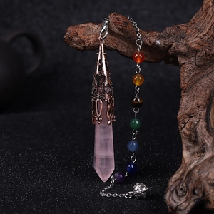 Colgante de cuarzo rosa hexagonal con base de cobre y cuentas de chakra en una cadena de plata