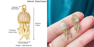 Détail macro d'un pendentif méduse en laiton avec zircons blancs et dimensions