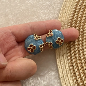 Vintage Retro runde blaue Emaille-Ohrstecker mit goldenem hohlem Blumenmuster-Dekor
