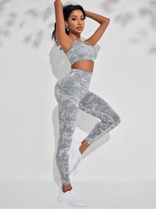 Detail des hoch taillierten grauen Camo Yoga Sets mit Kompressionshose und Sport-BH