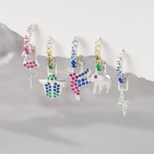 Detailansicht von fünf 925 Sterling Silber Creolen mit Tieranhängern aus Zirkonia
