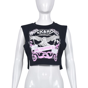 Dettaglio del crop top nero senza maniche con stampa grafica bianca stile Rock & Roll