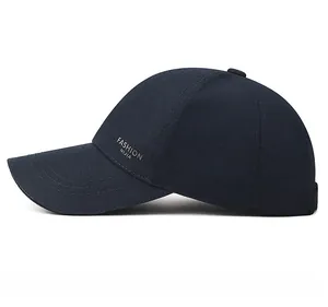 Détail de la casquette de baseball bleu marine avec maille respirante et texte latéral