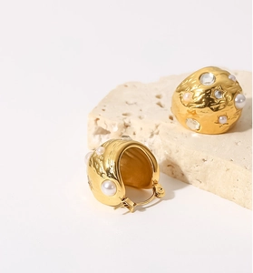Boucles d'oreilles créoles dorées 18K avec texture lave irrégulière et perles blanches