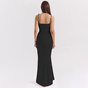 Robe longue noire dos nu élégante avec détails plissés et coupe sirène ajustée