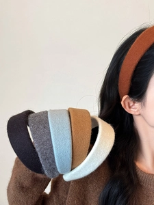 Dettaglio di cerchietti imbottiti in peluche in vari colori per lo stile autunno inverno