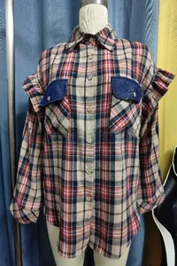 Détail de l'épaule à volants et des poches en denim sur la veste chemise à carreaux