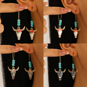 Boucles d'oreilles bohème tête de taureau avec perles turquoise et motifs ethniques