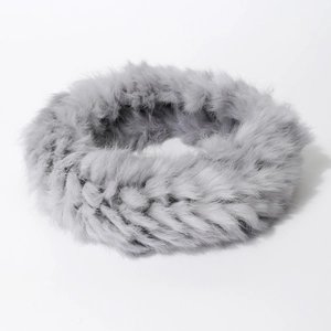 Détails de ce bandeau en fourrure gris clair avec une texture tissée douce et chic