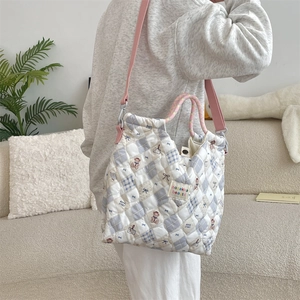 Détail du sac matelassé à carreaux bleus avec motifs d'ours mignons et bandoulière rose