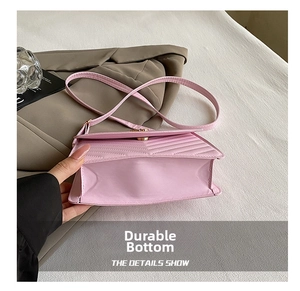 Detailed view of the flat wear-resistant bottom on this pink quilted crossbody bag