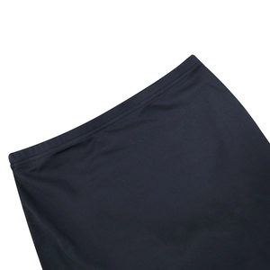 Dettaglio dell'elastico in vita di una gonna nera con cuciture di alta qualità e tessuto morbido