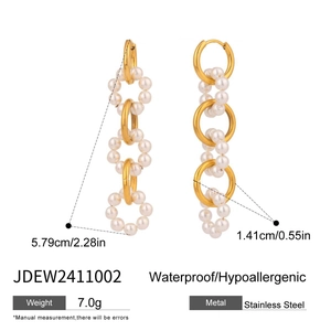Vue détaillée de boucles d'oreilles dorées avec perles blanches et mesures précises