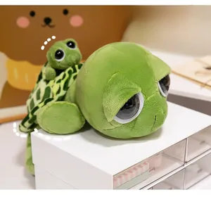 Dettaglio di peluche a forma di tartaruga verde con una piccola tartaruga sul guscio