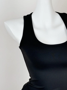 Vue détaillée de la texture du débardeur noir ajusté sur un mannequin blanc