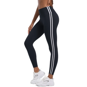 Détail du legging de yoga noir à taille haute avec bandes blanches et tissu extensible