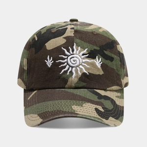 Détail d'une casquette de baseball camouflage en coton avec broderie soleil blanc et visière