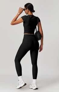 Dettaglio del design ergonomico e dei leggings modellanti nel set yoga nero