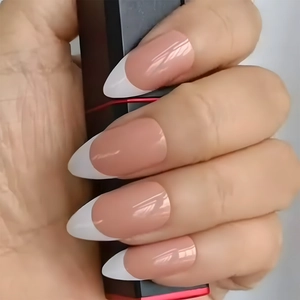 Uñas postizas clásicas de punta francesa con bordes blancos y base nude, almendradas
