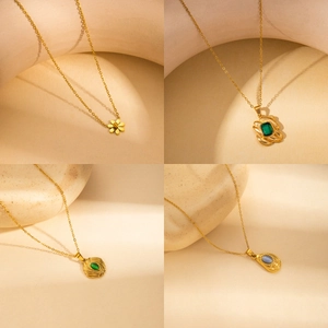 Colliers élégants en titane doré avec pendentif fleur et pierre précieuse émeraude rétro
