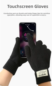 Dettaglio del filato conduttivo su pollice e indice per touchscreen su guanti in maglia