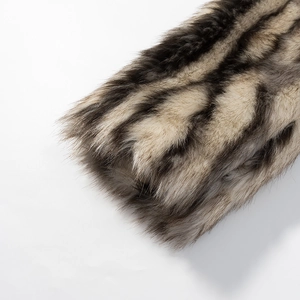 Giacca invernale in ecopelliccia a righe con texture calda e stile di lusso