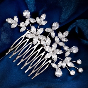 Vue macro d'un peigne à cheveux de mariée avec cristaux de zircon sur de la soie bleue