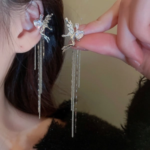 Détail de la boucle d'oreille ailes d'ange en argent avec cristal de cœur et franges