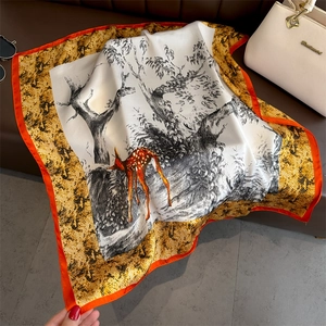 Carré de soie pour femme avec motif cerf de forêt et bordure roulée orange