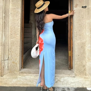 Rückansicht eines hellblauen Bandeau-Maxikleids mit rotem Blumendruck und Beinschlitz