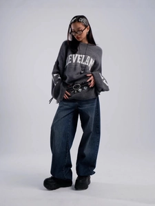 Classic grey oversized knit sweater with Cleveland jacquard and blue wide-leg jeans