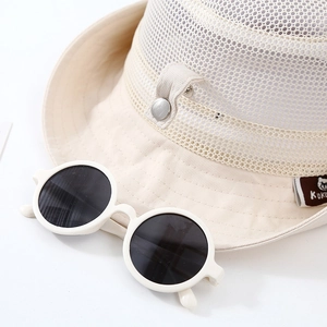 Cappello da pescatore beige in rete per bambini con occhiali da sole estivi