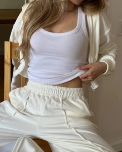 Détail du débardeur côtelé blanc et de l'ensemble à capuche en coton doux de qualité