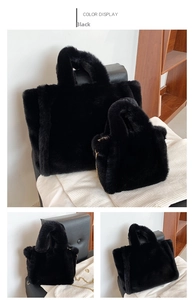 Détail d'un ensemble de cabas et pochette en fausse fourrure noire avec chaîne dorée
