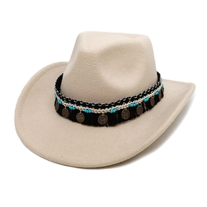Détail d'un chapeau de cowboy en laine avec perles turquoise, franges et pièces