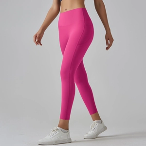 Detailopname van rozerode yoga-legging met zijzak en hoge elastische tailleband