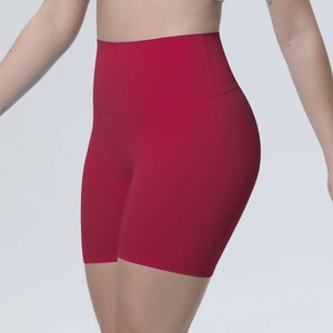 Détail du short de yoga rouge à taille haute montrant le tissu sans couture et galbant