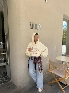 Outdoor street style λήψη από κρεμ oversized φούτερ με κόκκινο τύπωμα κειμένου Busy