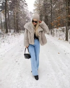 Gros plan détaillé de la texture de fourrure synthétique d'une veste d'hiver pour femme