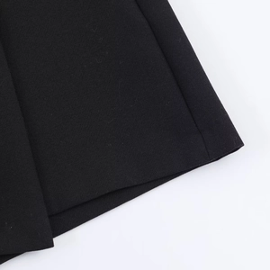 Detailansicht der hochwertigen Köperstoff-Struktur und der Saumnaht dieser schwarzen Shorts