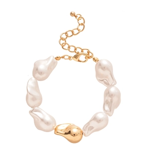 Bracelet vintage en perles baroques avec perle dorée irrégulière et fermoir mousqueton