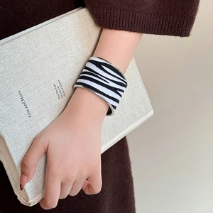 Bracelet jonc ouvert à imprimé zèbre avec monture en argent et texture en velours doux
