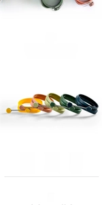 Detailansicht der lebensmittelechten Silikongriffe in fünf Farben mit Hitzebeständigkeit