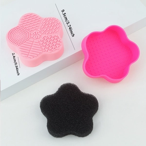 Flower-shaped silicone makeup brush cleaning kit with mat and sponge dimensions 9.5cm