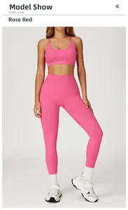 Détail de l'ensemble de yoga sans couture rose rouge avec taille haute côtelée