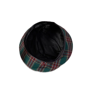 Détail de la doublure en satin noir et de l'étiquette 100% coton du béret à carreaux