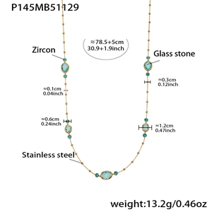 Detalles del collar de acero dorado con circonitas azules y medidas precisas