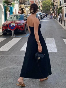 Elegantes schwarzes trägerloses Maxikleid im minimalistischen Streetstyle für Damen Ansicht