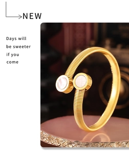 Detailansicht eines goldenen Schlangenarmbands mit Perlmutt und römischen Ziffern